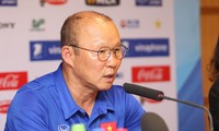 HLV Park Hang Seo gây bất ngờ khi loại thủ môn Đặng Văn Lâm khỏi danh sách dự Asiad 2018.
