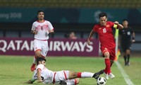 Tiền vệ Văn Quyết đi bóng ở trận đấu của Olympic Việt Nam với Bahrain tối 23/8. 