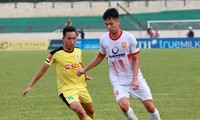 Hà Nội B (áo vàng) đã lỡ cơ hội giành vé thăng hạng V-League 2019. Ảnh: Zing