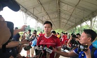 Quế Ngọc Hải trả lời phỏng vấn báo chí trước buổi tập của tuyển Việt Nam vào chiều nay.