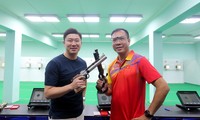 Hai nhà vô địch Olympic môn bắn súng, xạ thủ Hoàng Xuân Vinh (phải) của Việt Nam và Jin Jong-Oh (Hàn Quốc) chụp ảnh chung với nhau tại Hà Nội.