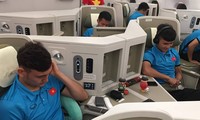 Tiền vệ Quang Hải và thủ môn Đặng Văn Lâm thoải mái trong khoang thương gia của chiếc A350-900 trên hành trình từ Malaysia về Việt Nam.