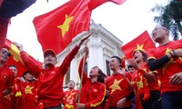 CĐV Việt Nam diễu hành trước trận đấu. Ảnh: Duy Phạm