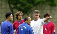 HLV Park Hang Seo khi còn là trợ lý cho ông Guus Hiddink ở đội tuyển Hàn Quốc.