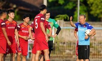 Đội tuyển Việt Nam trên sân tập Gelora Samudra để chuẩn bị cho trận đấu với Indonesia.