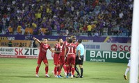 Cầu thủ Bình Dương phản đối quyết liệt quyết định công nhận bàn thắng đầu tiên cho Hà Nội của trọng tài Đình Thái.