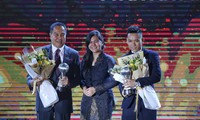 Trần Văn Vũ trên bục nhận giải thưởng Cầu thủ futsal của năm tại AFF Awards Night tối 8/11.