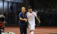 Quang Hải chấn thương sau pha va chạm với cầu thủ U22 Singapore ở phút 18 và phải rời sân sớm.