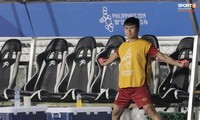 Quang Hải gặp chấn thương ở trận đấu của U22 Việt Nam với Singapore hôm 3/12.