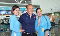 HLV Park Hang Seo chụp ảnh cùng người hâm mộ tại sân bay Tân Sơn Nhất. (ảnh Linh Linh)