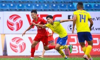 Nam Định (áo đỏ) là đội thứ 2 ở V-League cắt giảm lương vì COVID-19. Ảnh: Zing