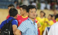 HLV Nguyễn Văn Sỹ bức xúc vì Nam Định liên tục chịu thiệt do lỗi của trọng tài ở V-League 2020.