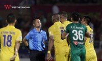 Trọng tài Mai Xuân Hùng bị treo còi 3 trận vì bỏ qua 2 quả phạt đền cho Nam Định ở trận đấu với Sài Gòn FC, vòng 10 LS V-League 2020.