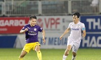 Quang Hải và các đồng đội giành chiến thắng quan trọng trước HAGL để duy trì cuộc đua vô địch V-League. (ảnh Hữu Phạm)