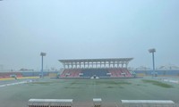 Sân Cẩm Phả ngập úng cục bộ vì mưa lớn khiến cặp đấu giữa Myanmar và Lào phải tạm hoãn. 