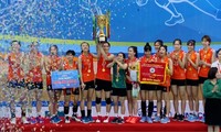 Hoá chất Đức Giang vô địch giải bóng chuyền Cát Bà 2022 sau chiến thắng trước Quảng Ninh. (ảnh Nhi Hương)