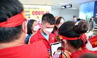 Tiền vệ Nguyễn Quang Hải được CĐV săn đón ở sân bay quốc tế Vientianne (ảnh Tiểu Phùng)