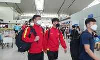Đội tuyển Việt Nam lên đường sang Indonesia chuẩn bị cho trận Bán kết lượt đi AFF Cup 2022 (ảnh Anh Đoàn)