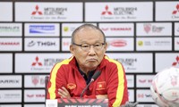HLV Park Hang-seo cho rằng Indonesia cần chứng tỏ ngang tầm Việt Nam bằng cách kết quả trên sân bóng. (ảnh Hữu Phạm)