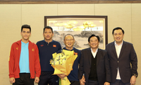 HLV Park Hang-seo và tiền đạo Nguyễn Tiến Linh trong cuộc gặp với lãnh đạo tỉnh Bình Dương. (ảnh Cao Linh)