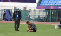 BTC chăm sóc mặt sân Olympic chuẩn bị cho loạt đầu tiên bảng A môn bóng đá nam SEA Games 32 (ảnh Tiểu Phùng)