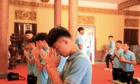 U22 Việt Nam tham quan và cầu may mắn tại Phnom Penh (ảnh Hữu Phạm)