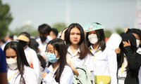 Khán giả nước chủ nhà Campuchia đội nắng đi xem khai mạc SEA Games 32. (ảnh Hữu Phạm)