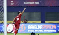 Quốc Việt ăn mừng bàn thắng vào lưới U22 Lào ở trận ra quân SEA Games 32 của U22 Việt Nam (ảnh Hữu Phạm)