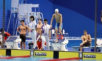 Các thành viên đội tuyển bơi lội Việt Nam chuẩn bị phần thi 4x200m 