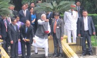 Thủ tướng Ấn Độ thăm Nhà sàn Bác Hồ