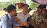 Ông Đặng Văn Cảnh (áo trắng) trao đổi với báo chí sau khi được người dân Đồng Tâm thả sáng nay.