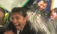 HLV Conte bị dội nước đá, đổ rượu sau khi Chelsea vô địch 
