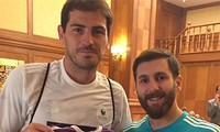 Casillas rất vui vẻ khi giao lưu với "Messi" phiên bản Iran. 