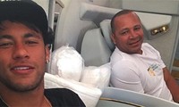 Bố Neymar đứng sau dàn xếp mọi vụ chuyển nhượng của con trai. 
