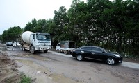Mục kích xe tải né trạm BOT QL5, cày nát đường liên xã