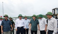 Phó Thủ tướng Chính phủ Trịnh Đình Dũng kiểm tra công tác phòng chống bão ở cảng Hòn La (Quảng Bình)