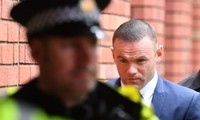 Wayne Rooney trên đường đến tòa. Ảnh: Getty Images 
