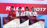 Kim Tuyền (áo đỏ) trên bục nhận giải.