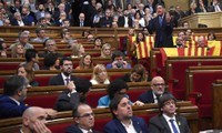Hình ảnh các nghị sĩ Catalonia tranh luận tại nghị viện trước cuộc bỏ phiếu tuyên bố độc lập. Ảnh: AFP.