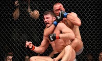 Tuyệt chiêu siết cổ đưa George St-Pirre lên ngôi vô địch UFC 