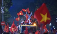 Hồ Gươm rợp bóng cờ trong đêm huyền diệu của bóng đá Việt