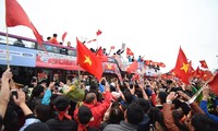 Mục kích xe mui trần chở U23 Việt Nam diễu hành trong biển người