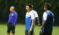 HLV Tan Cheng Hoe (giữa) trong buổi tập của đội tuyển Malaysia tại Hà Nội hôm qua. Ảnh: Vnexpress 