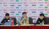 HLV Kim Yong-jun (giữa) trong buổi họp báo trước trận giao hữu giữa đội tuyển Việt Nam và đội tuyển Triều Tiên. Ảnh: Duy Phạm