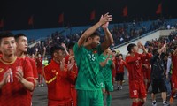 U23 Việt Nam ăn mừng kiểu Viking với CĐV sau trận thắng Thái Lan