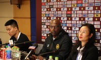 Trợ lý S. Balachandran "đóng thế" HLV Malaysia trong buổi họp báo sau trận thua Việt Nam. Ảnh: Như Ý