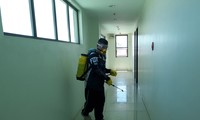 Nhân viên vệ sinh phun thuốc diệt khuẩn tại ký túc xá một trường Anh ngữ tại Cebu