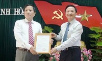 Ông Nguyễn Khắc Định - Bí thư Tỉnh ủy Khánh Hòa trao quyết định cho ông Hà Quốc Trị. Ảnh: VOV