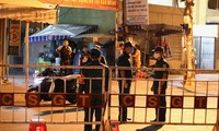 Lực lượng chức năng dựng rào chắn khu vực đường Hải Phòng, đường Quang Trung (cổng chính và cổng sau bệnh viện Đà Nẵng và bệnh viện C Đà Nẵng) vào đêm 27/7.