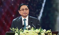 Thủ tướng Phạm Minh Chính tặng hoa cảm ơn các nhà hảo tâm đã đóng góp cho Quỹ phòng, chống COVID-19. Ảnh: Như Ý
